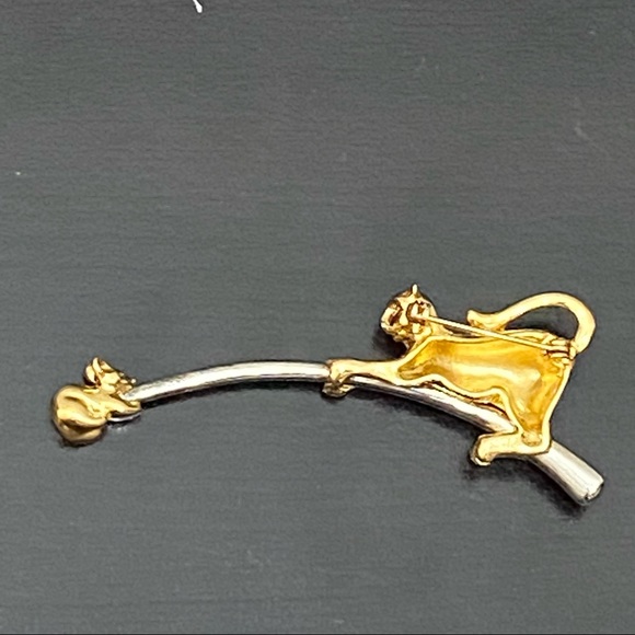 Vintage Unsigned Gold-tone Cat Catching Mouse Slider Brooch - Picture 14 of 15
